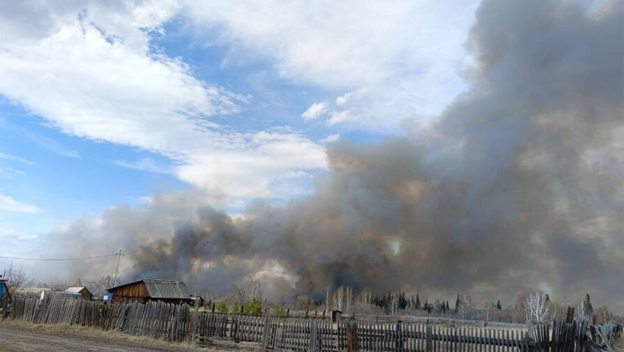 В дачном кооперативе в Иркутской области началась эвакуация из-за пожара
