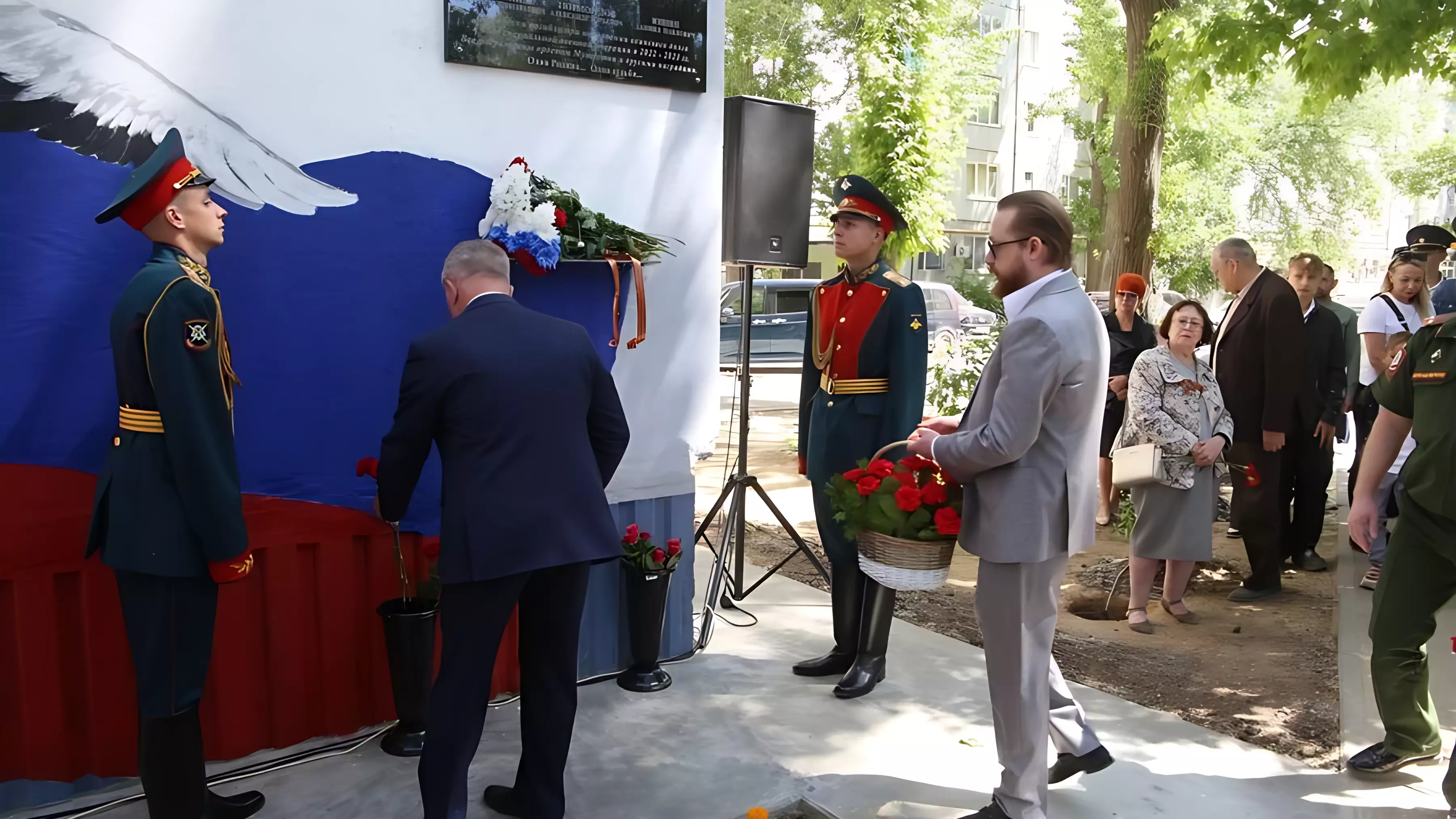 На доме в Дзержинском районе Волгограда увековечили память погибших в СВО