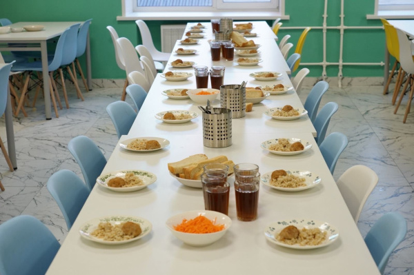 Неудачная шутка детей: директор самарской школы  29 прокомментировала инцидент с питанием в столовой