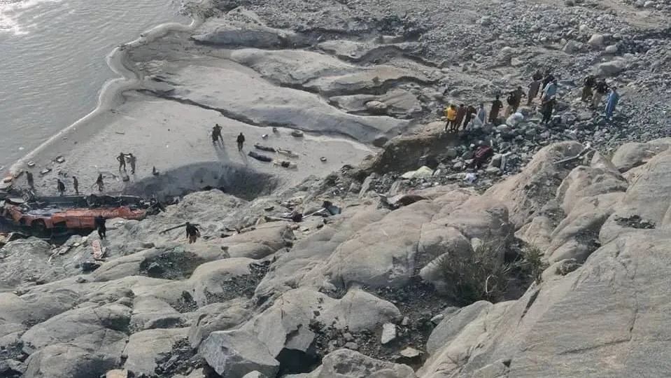 Автобус сорвался в ущелье на севере Пакистана, погибли не менее 20 человек